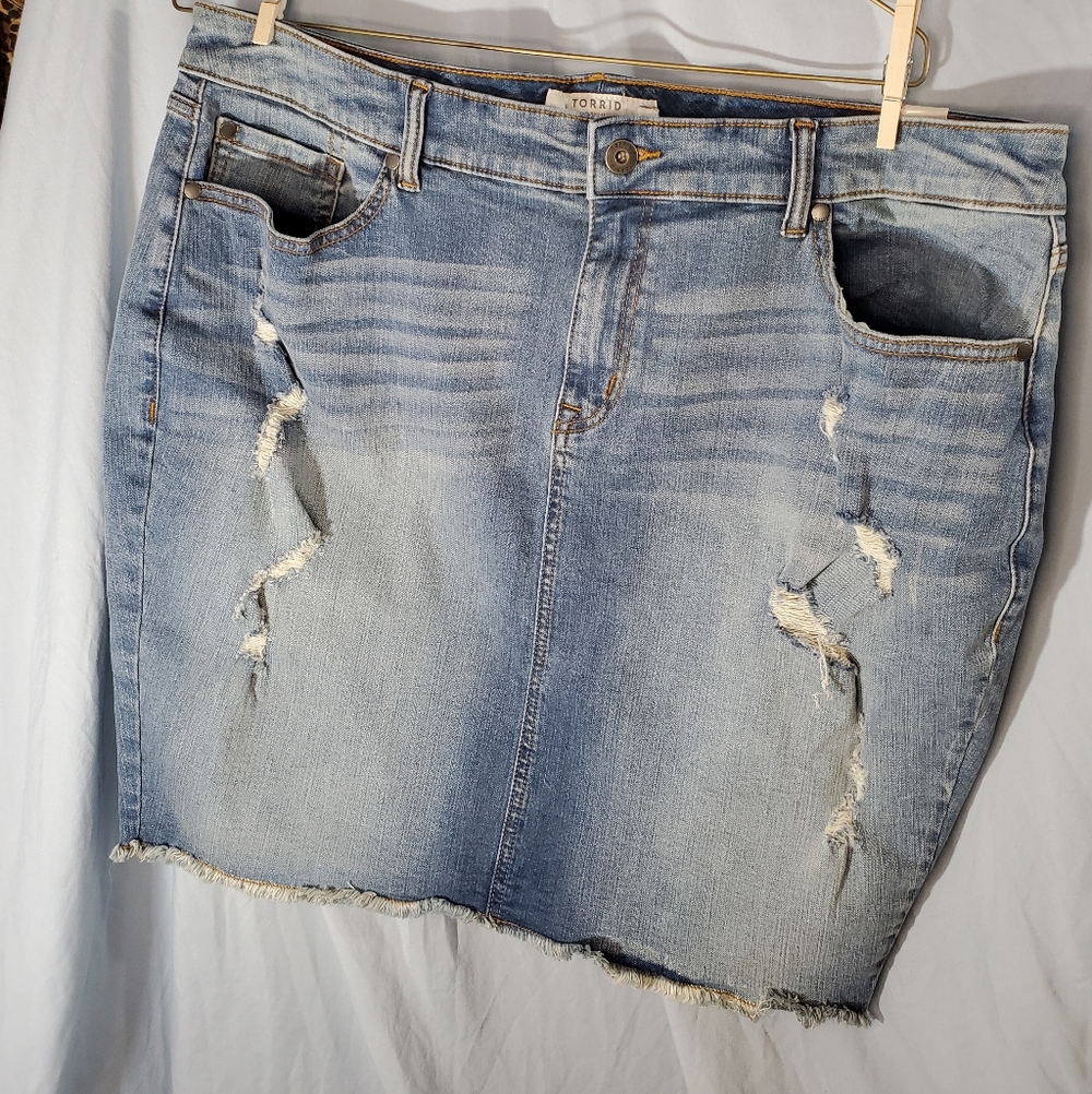 Torrid Distressed Denim Skirt Size 24 - Picture 2 of 12